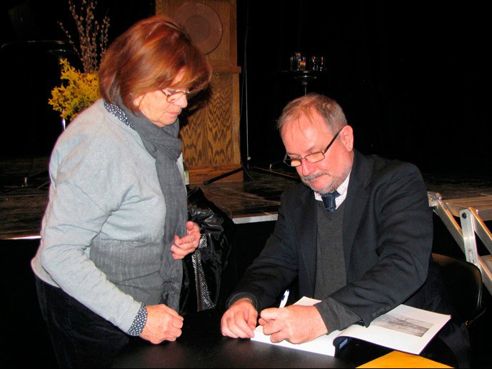 rob-signing-2-1200